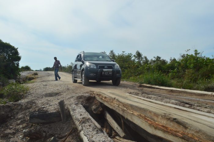 Jembatan Kayu yang kondisinya sudah lapuk