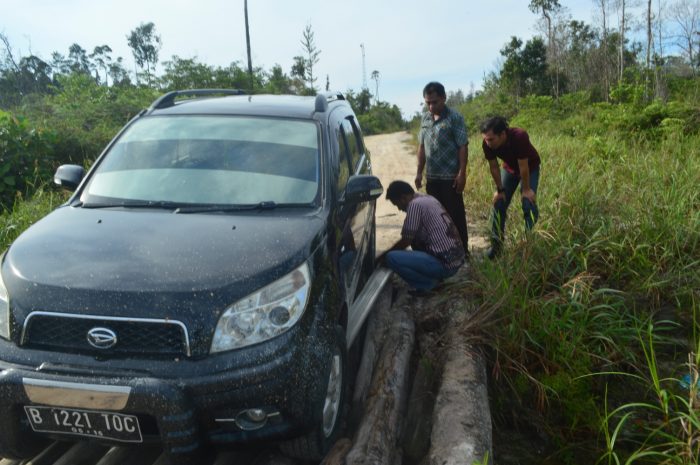 Mobil Tim News-Hunter Diskominfo kabupaten Natuna ketika terperosok di jembatan yang patah