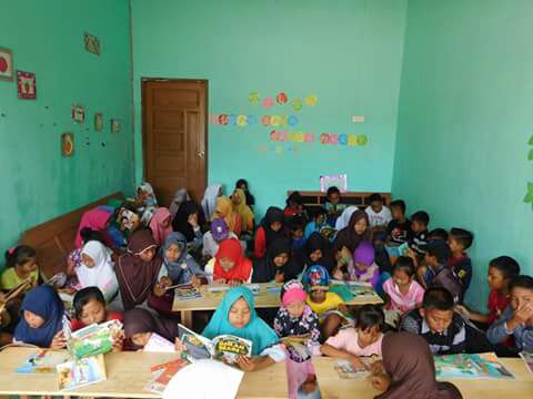 Read more about the article Rumah Baca Enisa Murof Kembangkan  Literasi Digital