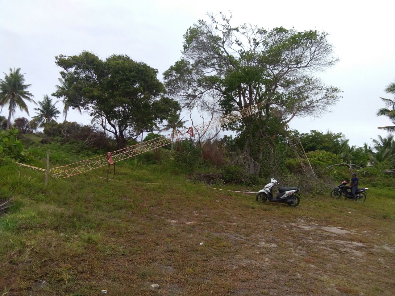 You are currently viewing Angin Kencang, Tower Telekomunikasi Rubuh Lagi