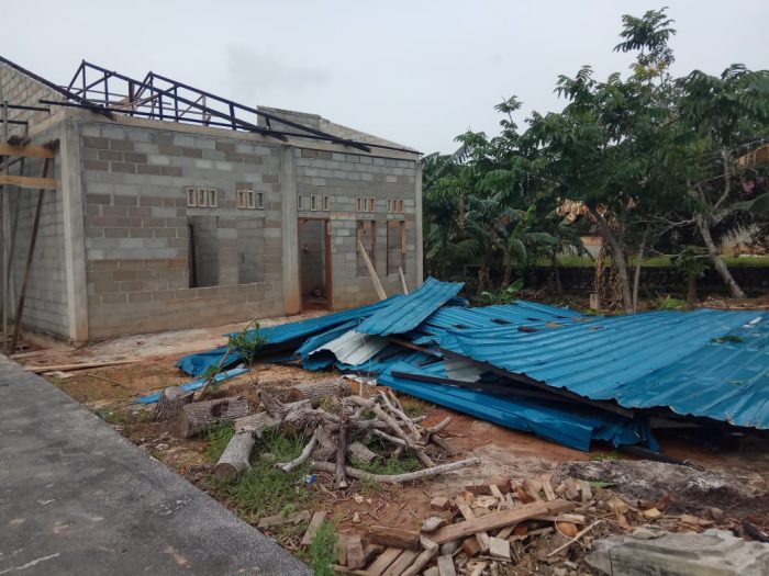 Read more about the article Angin Puting Beliung Memporak-porandakan Beberapa Rumah Warga Ranai