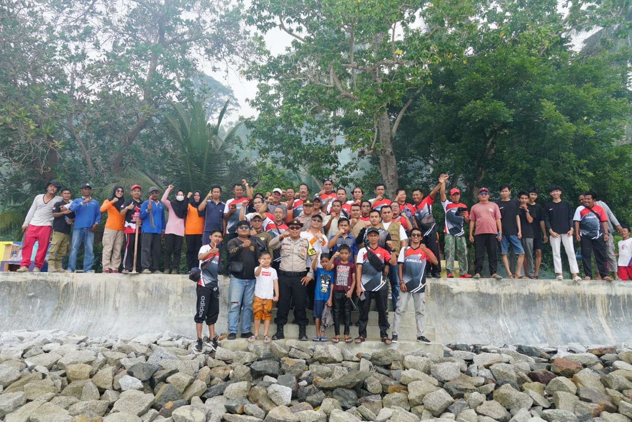 You are currently viewing Kadis kominfo Natuna Hadiri Gotong Royong PJN Di Kelurahan Sedanau