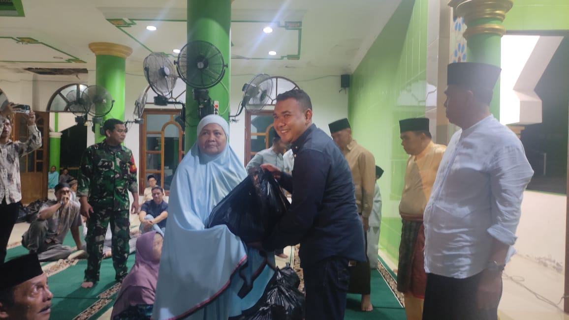 You are currently viewing Kepala Diskominfo Natuna Serahkan Bantuan Beras ASN Berbagi Kepada Masyarakat Serasan