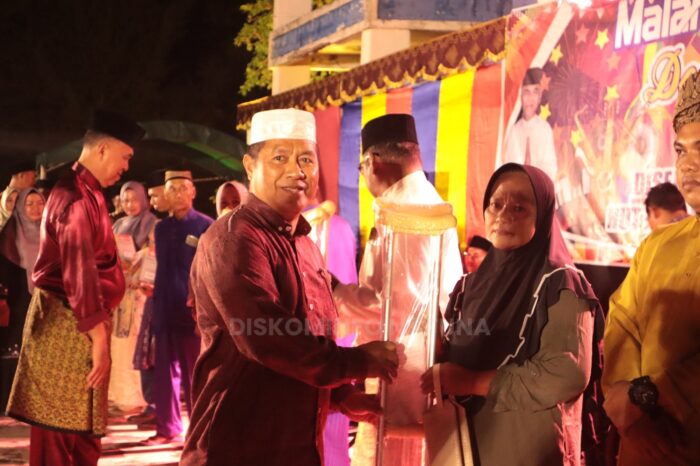 Read more about the article Kadis Kominfo Ikut Serahkan Bantuan Bupati Natuna kepada Masyarakat Serasan