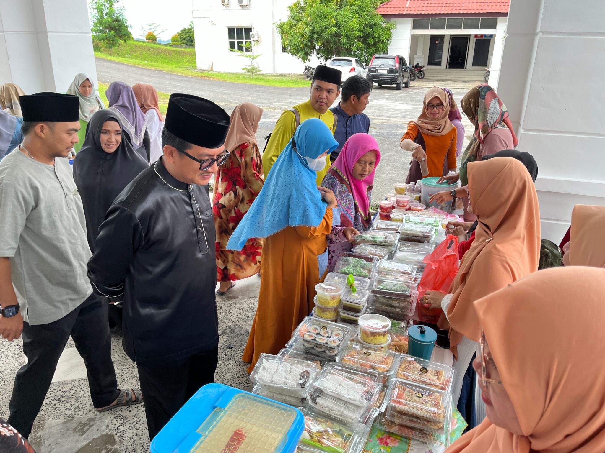You are currently viewing DWP Diskominfo Natuna Gelar Bazar, Sekda Natuna Turut Belanja