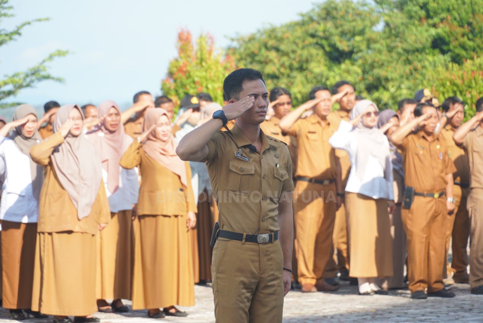You are currently viewing Bertindak sebagai Petugas, Diskominfo Natuna Laksanakan Apel Rutin Senin Pagi Dengan Baik
