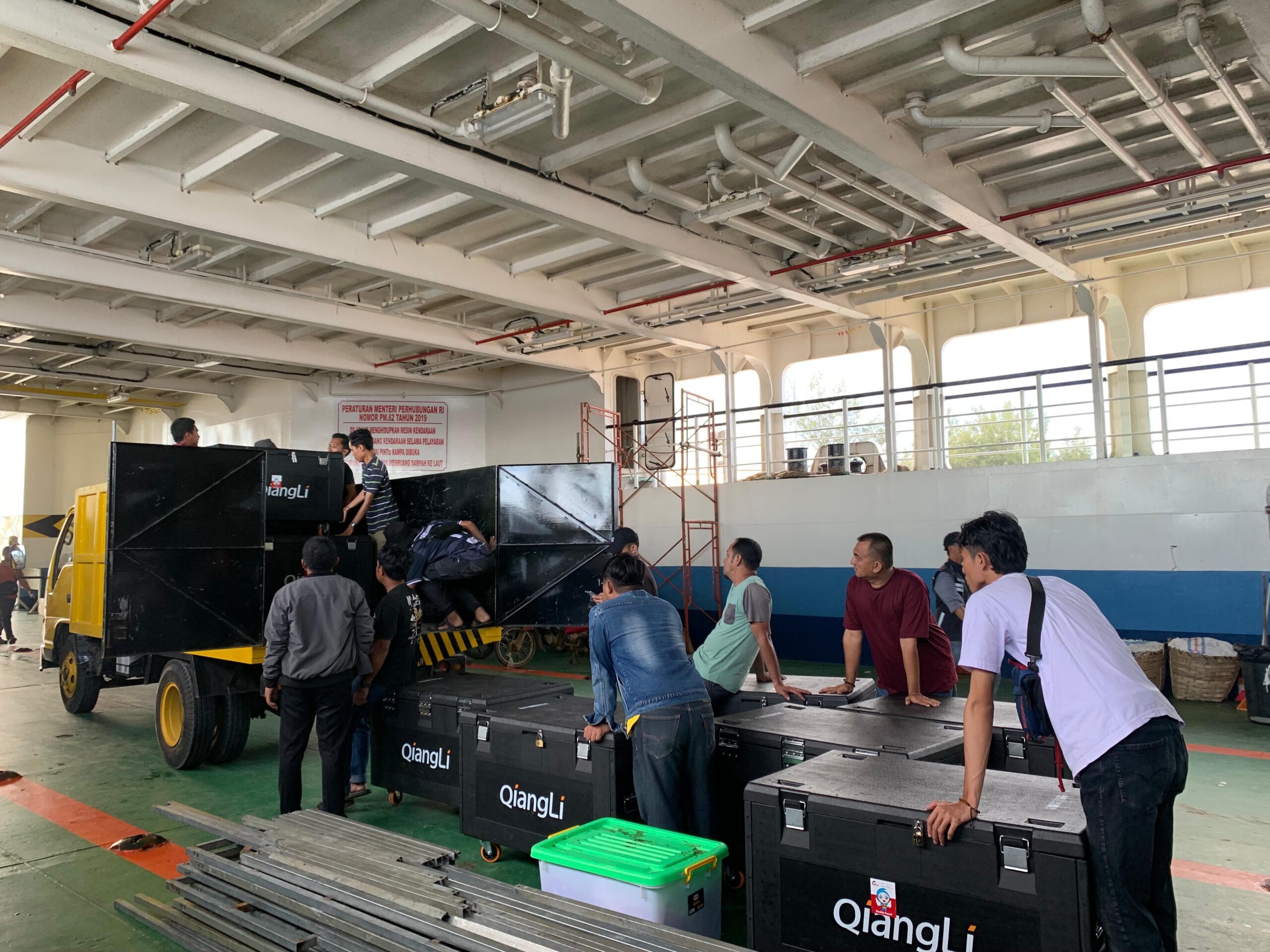 You are currently viewing Diskominfo Natuna Bawa Videotron Kembali ke Ranai, Sukses Menunjang Acara Tabligh Akbar di Serasan