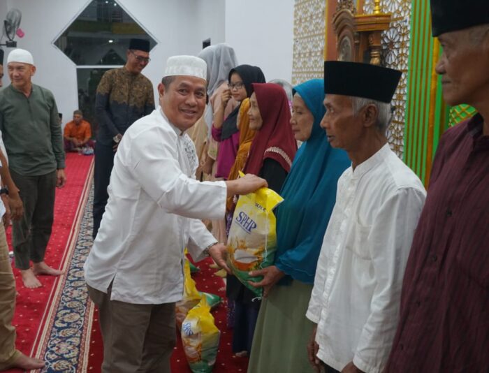 Read more about the article Kadis Kominfo Natuna Turut Berpartisipasi Dalam Pembagian Sembako Pada Kunker Bupati dan Wakilnya di Serasan