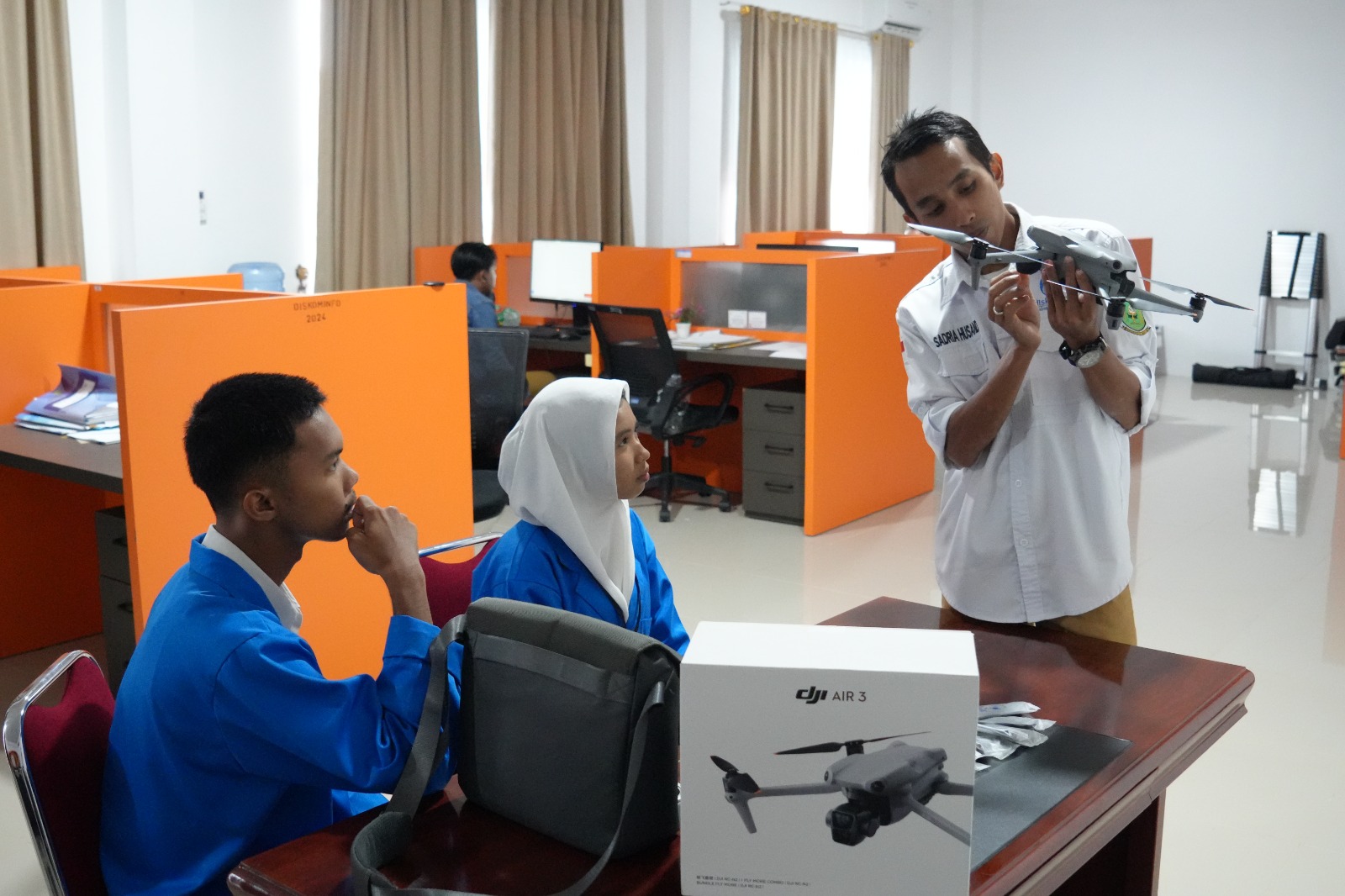 You are currently viewing Diskominfo Natuna Bekali Siswa Magang Pengetahuan Bagian dan Fungsi Drone